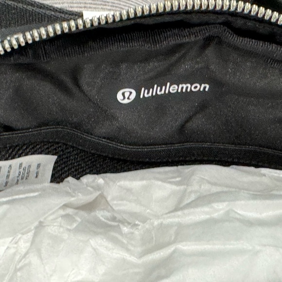 Brand NEW Lululemon Everywhere Belt Bag Manifesto Print Black Silver 1L - Picture 5 of 6